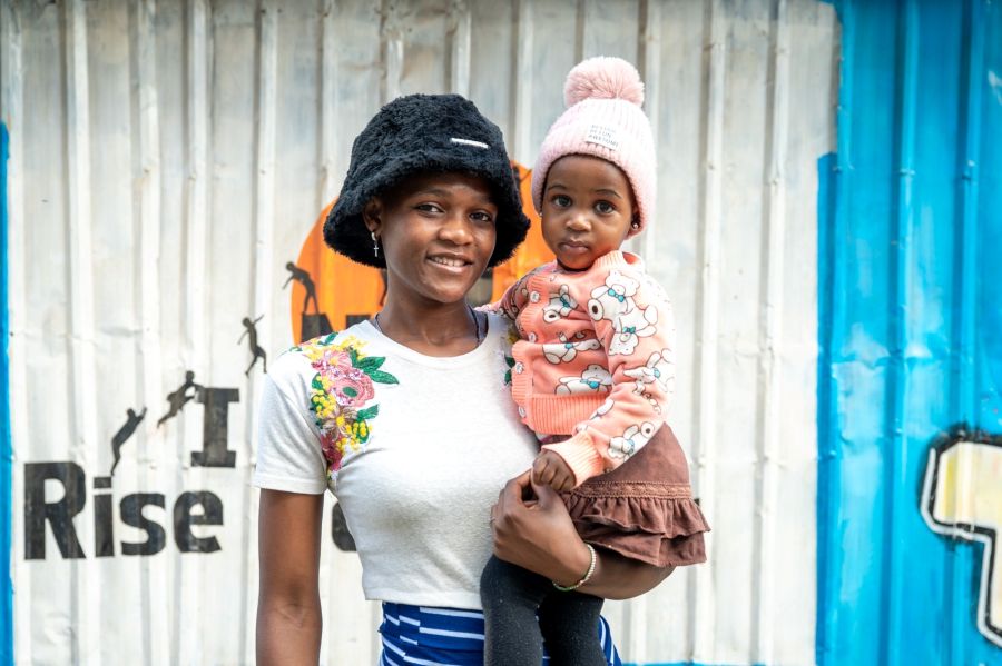 Openda Gertrude mit ihrer Tochter vor der Bibliothek des Projektes INUA<br />
