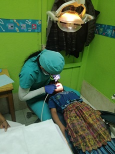 Bei Bedarf behandeln freiwillige Ärzte die Kinder kostenlos.