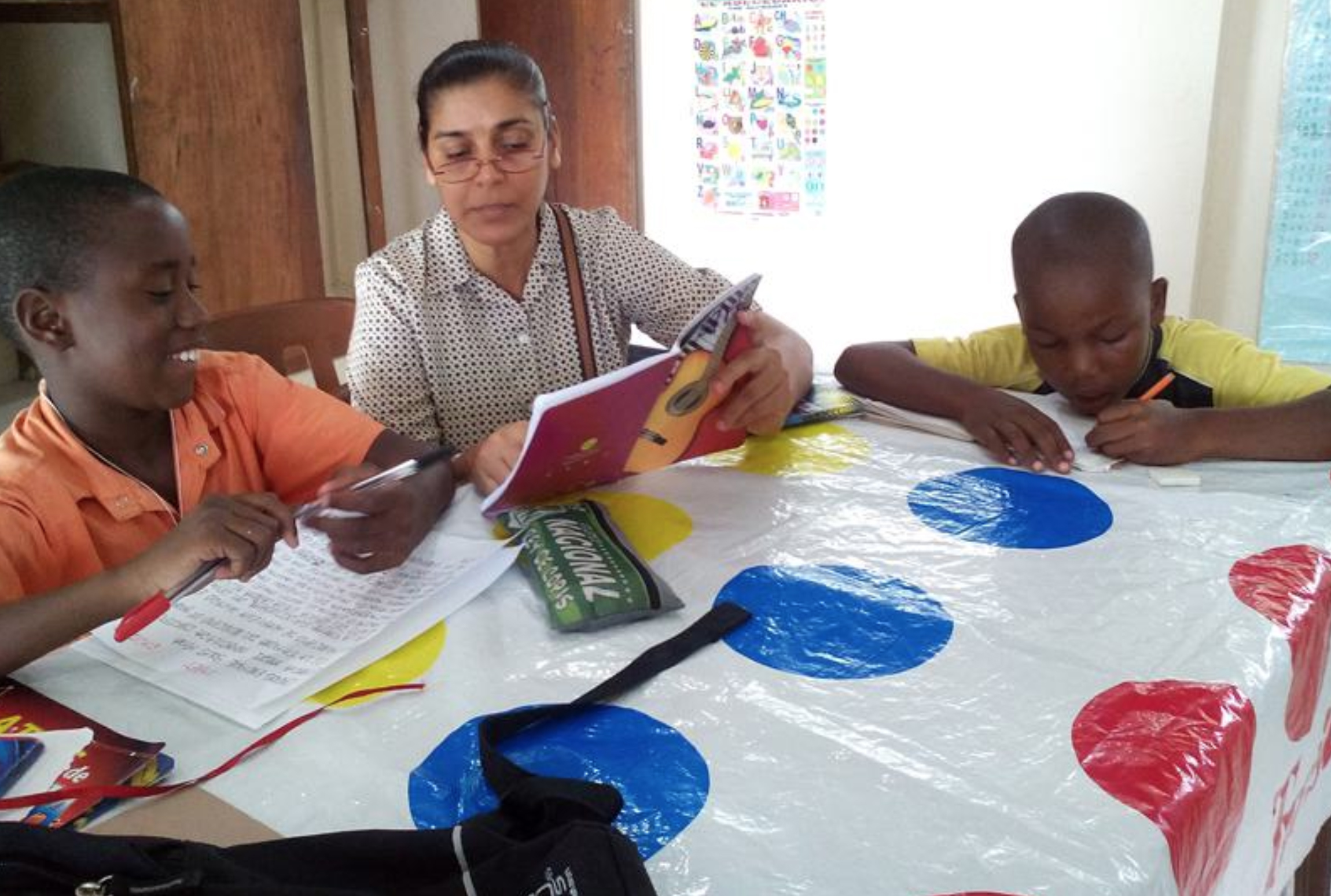 Auf Bitte von Schwester Shoba unterstützen wir 2017 erstmalig auch eine Schule mit 150 Schülern in Guapi, die im Barrio El Carmen in der Nähe des Flughafens liegt.